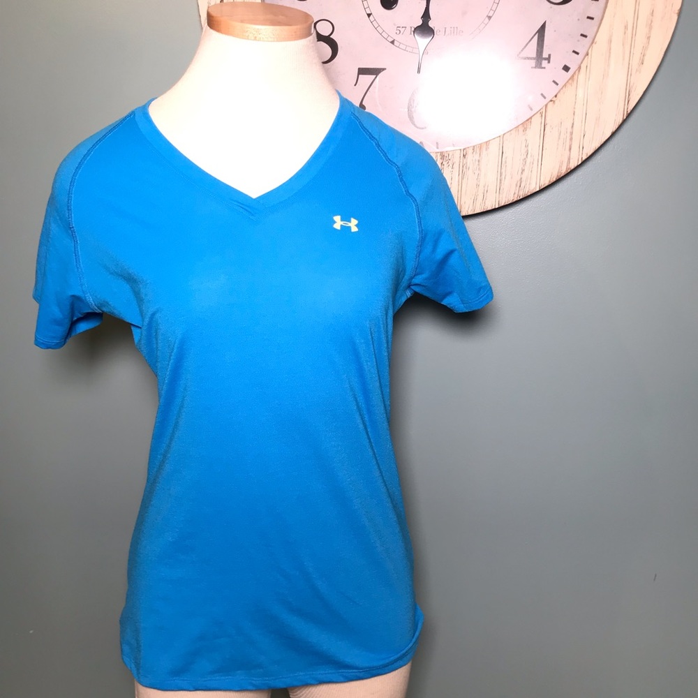 🦄Under Armour v neck athletic  tee size S